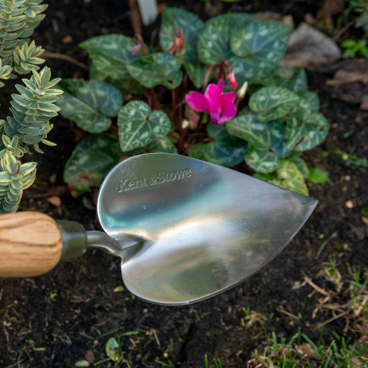 monty don garden trowel Kent & Stowe Heart Shaped Hand Trowel