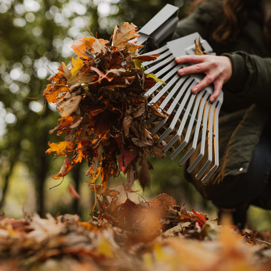 Kent & Stowe 3 in 1 Leaf Rake grabbers picking up leaves