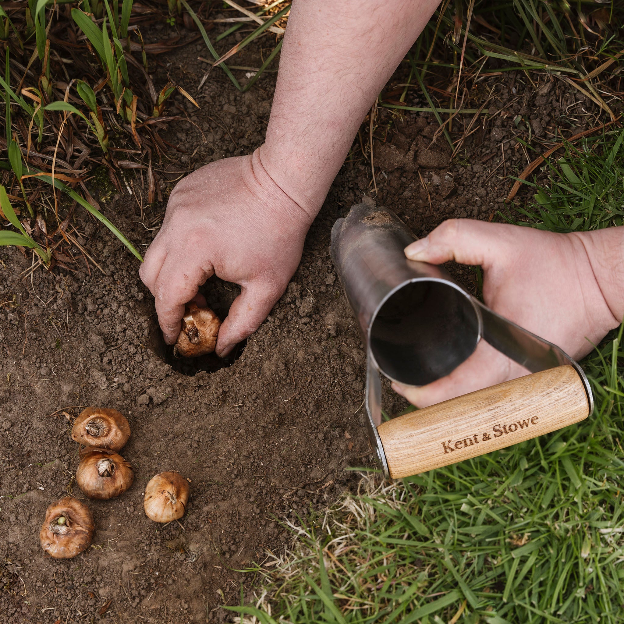 Kent & Stowe Large Hand Bulb Planter - Planting