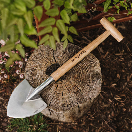 Kent & Stowe Stainless Steel Perennial Spade on log