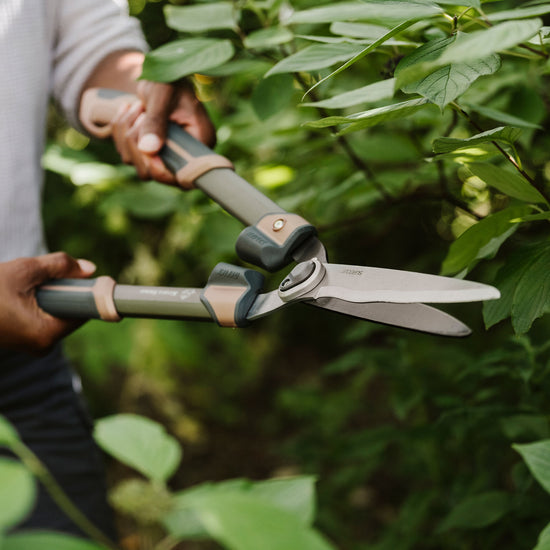 Kent & Stowe SureCut Hedge Shears wavy blade close up