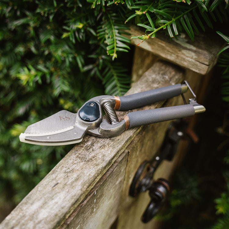 Kent & Stowe Traditional Hard Wood Secateurs